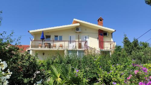 Apartments with parking space Murter - 5150