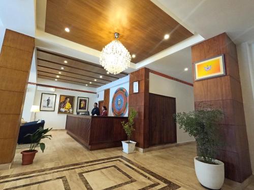 eine Lobby mit einer Rezeption und einem Kronleuchter in der Unterkunft Gakyil Thimphu in Thimphu