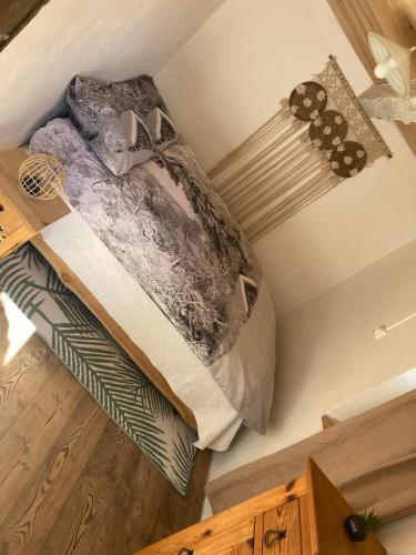 une chambre avec un lit dans une pièce dans l'établissement La vieille Ferme, à Chorges