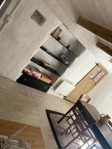 - une vue de tête sur un salon avec une chaise dans l'établissement La vieille Ferme, à Chorges