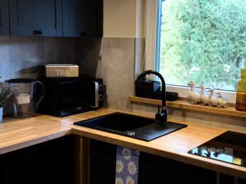 Dapur atau dapur kecil di Domki Letniskowe Stokrotka