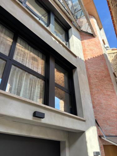 une fenêtre sur le côté du bâtiment dans l'établissement La Grange, à Argelès-sur-Mer