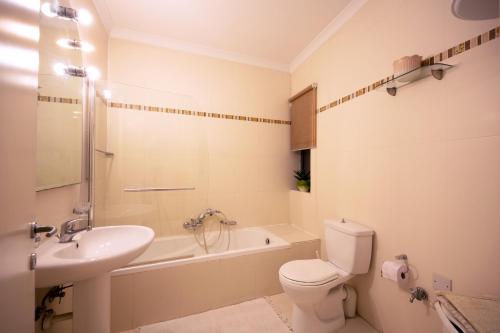 a bathroom with a sink and a toilet and a bath tub at Large & modern 3 bedrooms near Spinola Bay MMAI1-3 in St. Julianʼs