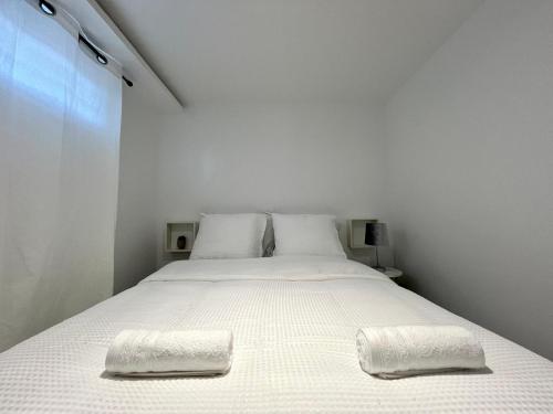 Una cama o camas en una habitación de Beau T3 à 15 min de Lyon