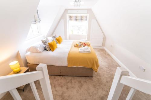 a bedroom with a bed with a yellow blanket at King Street Penthouse - 2 Bed in Great Yarmouth