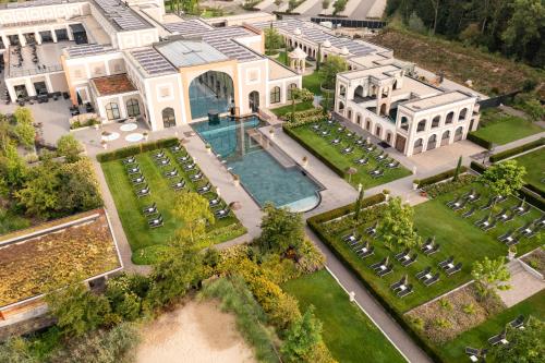 an aerial view of a mansion with a garden at Hotel Thermen Berendonck in Nijmegen