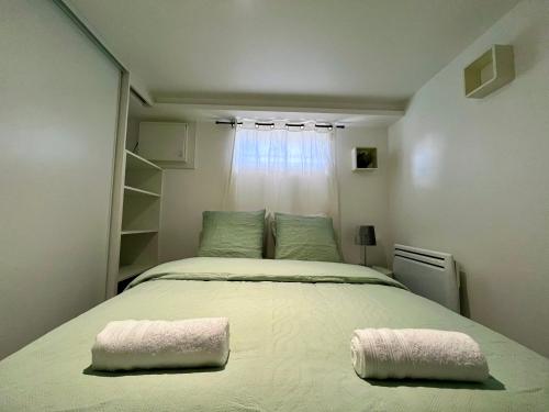 Una cama o camas en una habitación de Beau T3 à 15 min de Lyon