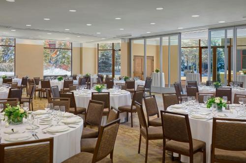 Restaurace v ubytování The Westin Riverfront Resort & Spa, Avon, Vail Valley