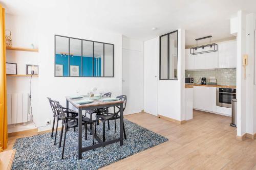 une cuisine et une salle à manger avec une table et des chaises dans l'établissement Séjour magique à 10 min de Disneyland- Appartement cosy avec terrasse & parking privé, à Bailly-Romainvilliers