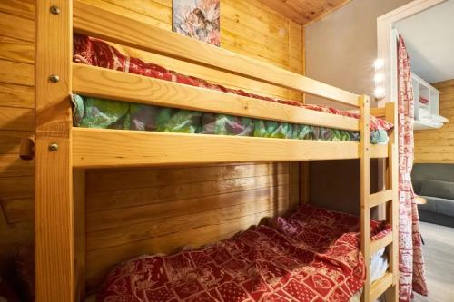 a bedroom with two bunk beds in a cabin at Charmant studio en montagne à Allevard - 30 m² avec balcon in Allevard