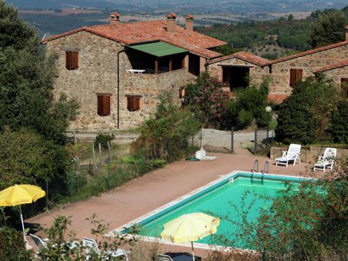 Výhled na bazén z ubytování Cozy Farmhouse in Paciano with Swimming Pool nebo okolí