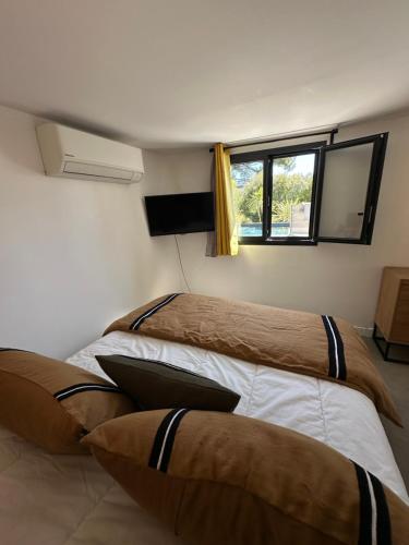 Una cama o camas en una habitación de Home Cassis - Maison Julou - Piscine chauffée à 32c