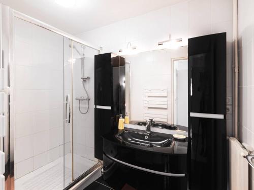 une salle de bain avec un lavabo et une douche en verre dans l'établissement Appartement au cœur du Touquet avec balcon, parking et wifi - FR-1-821-23, à Le Touquet-Paris-Plage