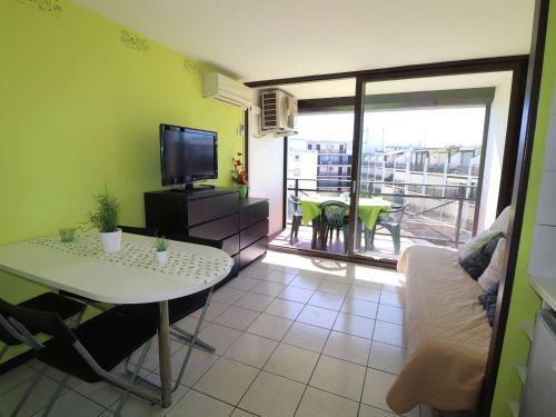 Studio climatisé, piscine et parking à 650M de la plage