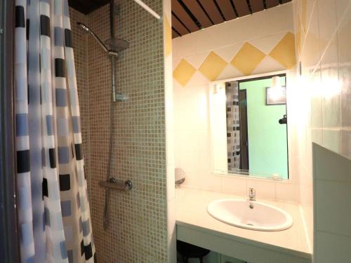 une salle de bain avec un lavabo et un miroir dans l'établissement Studio climatisé avec piscine, parking, terrasse, proche plage et commerces - FR-1-307-88, au Grau-du-Roi