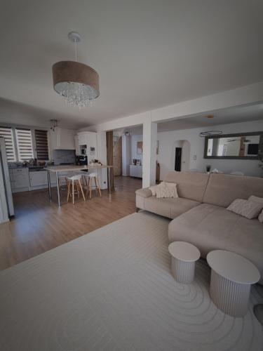 Kuchyňa alebo kuchynka v ubytovaní Maison individuelle avec sa piscine privée