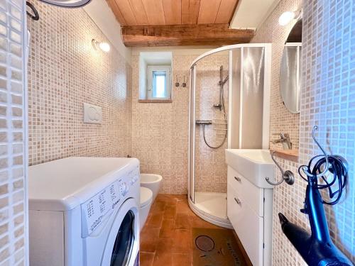 Ένα μπάνιο στο Nuovissimo Loft panoramico con giardino a Montalcino