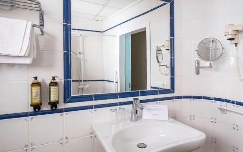 a bathroom with a sink and a mirror at Hotel Ramis fundado en 1969 in Ondara