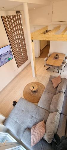 een woonkamer met een bank en een tafel bij Apartment Bike Corner in Zadar