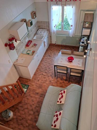 - une vue de tête sur une cuisine avec un canapé et une table dans l'établissement Les coquelicots., à Mirepoix