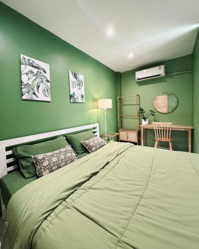 Midori Rawai Hotelにあるベッド