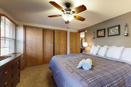 una camera da letto con un letto con un cappello sopra di Cottage Haven a New Rome