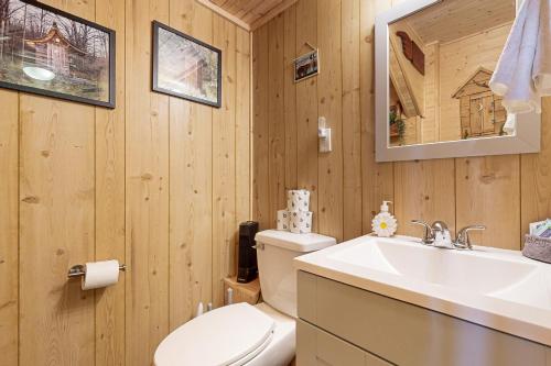 un bagno con un water e un lavandino di Cottage Haven a New Rome
