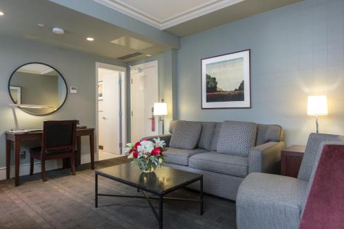 un soggiorno con divano e tavolo di The St. Regis Hotel a Vancouver