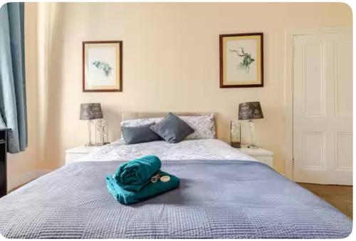 Postel nebo postele na pokoji v ubytování 3 Bed Central Apartment - Pet Friendly & Parking