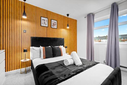 バーミンガムにある5 Bedrooms - 5 Bathrooms - Parking - Garden - 376の大きなベッドと大きな窓のある寝室