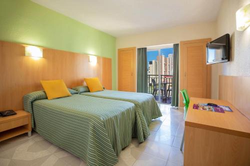 Postel nebo postele na pokoji v ubytování Hotel Servigroup Pueblo Benidorm