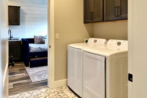 a small laundry room with a washer and dryer at Hillside Farm’s Cottages in Paris