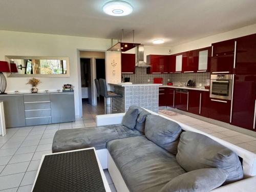 un salon avec un canapé et une cuisine dans l'établissement Appartement coquet 3 pièces, centre village, proche commerces et plages, parking, wifi, 4 pers. - FR-1-225-652, à Argelès-sur-Mer