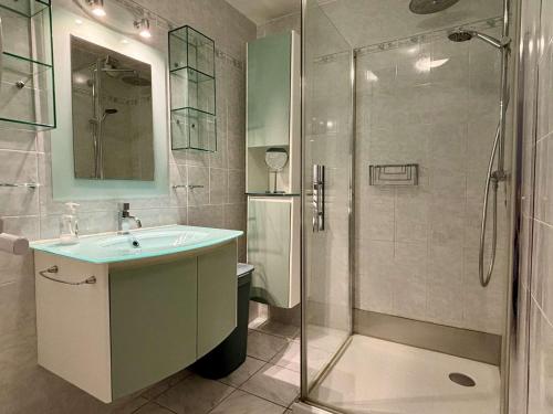 une salle de bain avec un lavabo et une douche dans l'établissement Appartement coquet 3 pièces, centre village, proche commerces et plages, parking, wifi, 4 pers. - FR-1-225-652, à Argelès-sur-Mer
