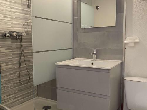 une salle de bain avec un lavabo et une douche dans l'établissement Studio Confort 2* avec 2 Parkings Privés, Proche Thermes, Calme et Bien Équipé - Balaruc-les-Bains - FR-1-553-114, à Balaruc-les-Bains