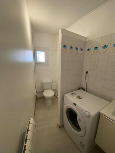 une machine à laver dans une salle de bain avec toilettes dans l'établissement Centre historique à 2 pas du musée RIGAUD, à Perpignan