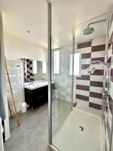 une salle de bain avec douche et lavabo dans l'établissement Le perchoir avec vue mer, à 300m de la plage, à Saint-Côme-de-Fresné