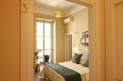a bedroom with a bed and a window at Ta-49 bed e breakfast in Naples