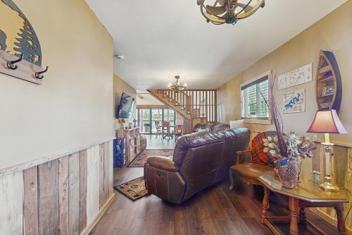 Χώρος καθιστικού στο Cherry Brook Cabin