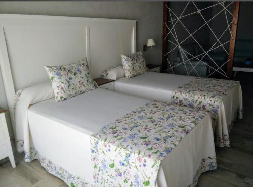two beds in a room with two beds sidx sidx sidx at Suites BELLAHELLIN in Hellín