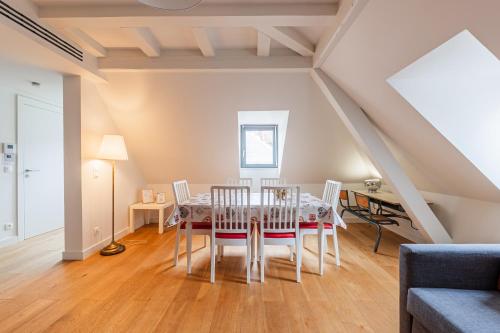 une salle à manger avec une table et des chaises dans l'établissement Le Nid de la Krutenau - Joli Duplex à la Krutenau, à Strasbourg