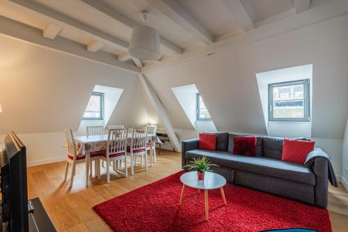 un salon avec un canapé et une table dans l'établissement Le Nid de la Krutenau - Joli Duplex à la Krutenau, à Strasbourg