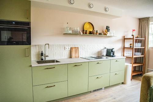 Dapur atau dapur kecil di Tante Sien