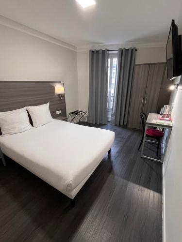 Ένα ή περισσότερα κρεβάτια σε δωμάτιο στο Hipotel Paris Voltaire Bastille