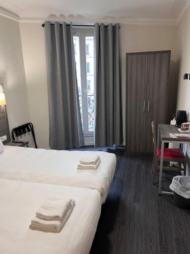 Ένα ή περισσότερα κρεβάτια σε δωμάτιο στο Hipotel Paris Voltaire Bastille