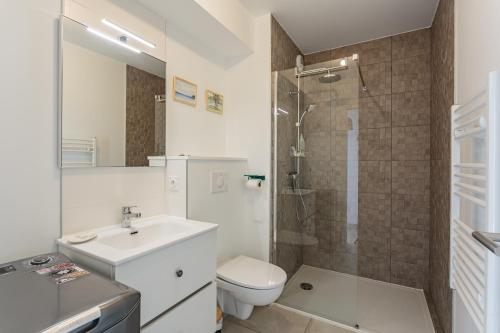 une salle de bain avec toilettes, lavabo et douche dans l'établissement ETXETXOA Appartement lumineux avec jardin au cœur de Chiberta, à Anglet