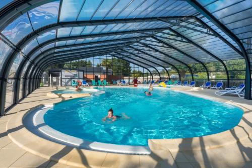 Swimmingpoolen hos eller tæt på Camping maeva Respire de la Baie