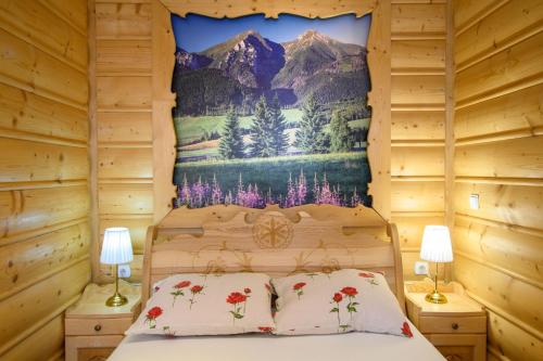 Un dormitorio con una cama en una cabaña de troncos en Apartament Krupówki 36/8, en Zakopane