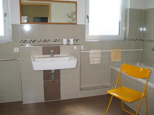 baño con lavabo y silla en Wassertränke, en Gundholzen