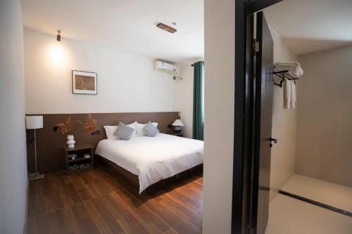 Postel nebo postele na pokoji v ubytování Yining Biezhi B&B